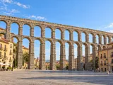 Illustration of Segovia Roman aqueduct at Plaza del Azoguejo