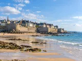 Illustration of Saint-Malo ramparts above the tidal beach