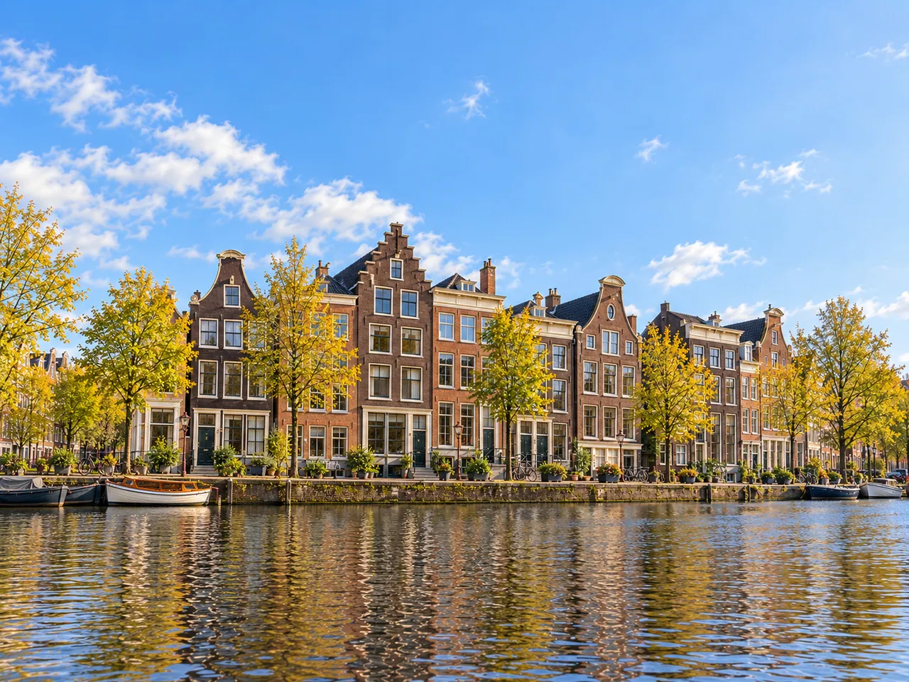 Illustration of Gabled houses along an Amsterdam canal